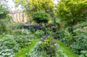 Beautiful Double Room in Idyllic West End Townhouse